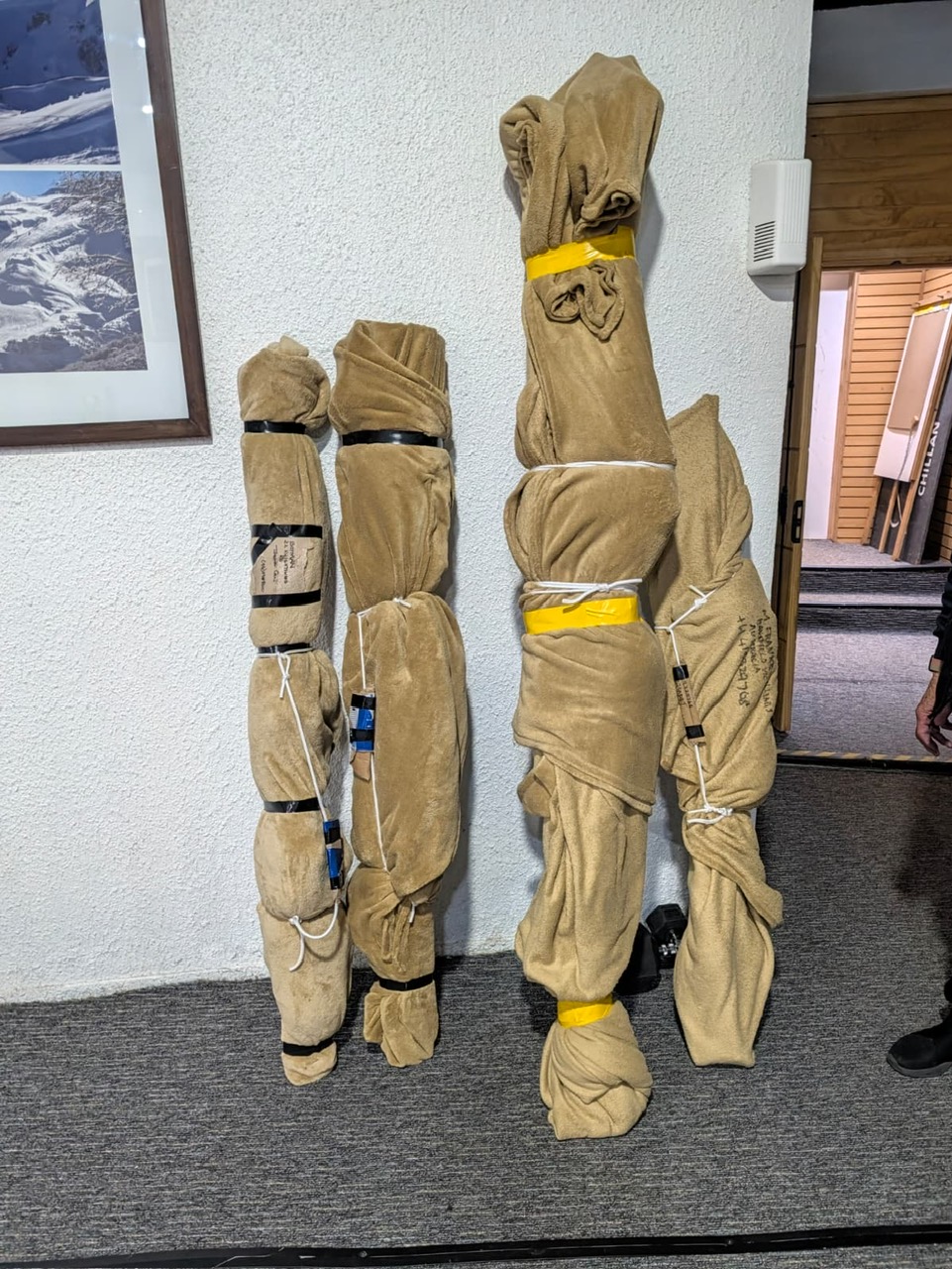 The improvised ski bags: “las momias (the mummies)